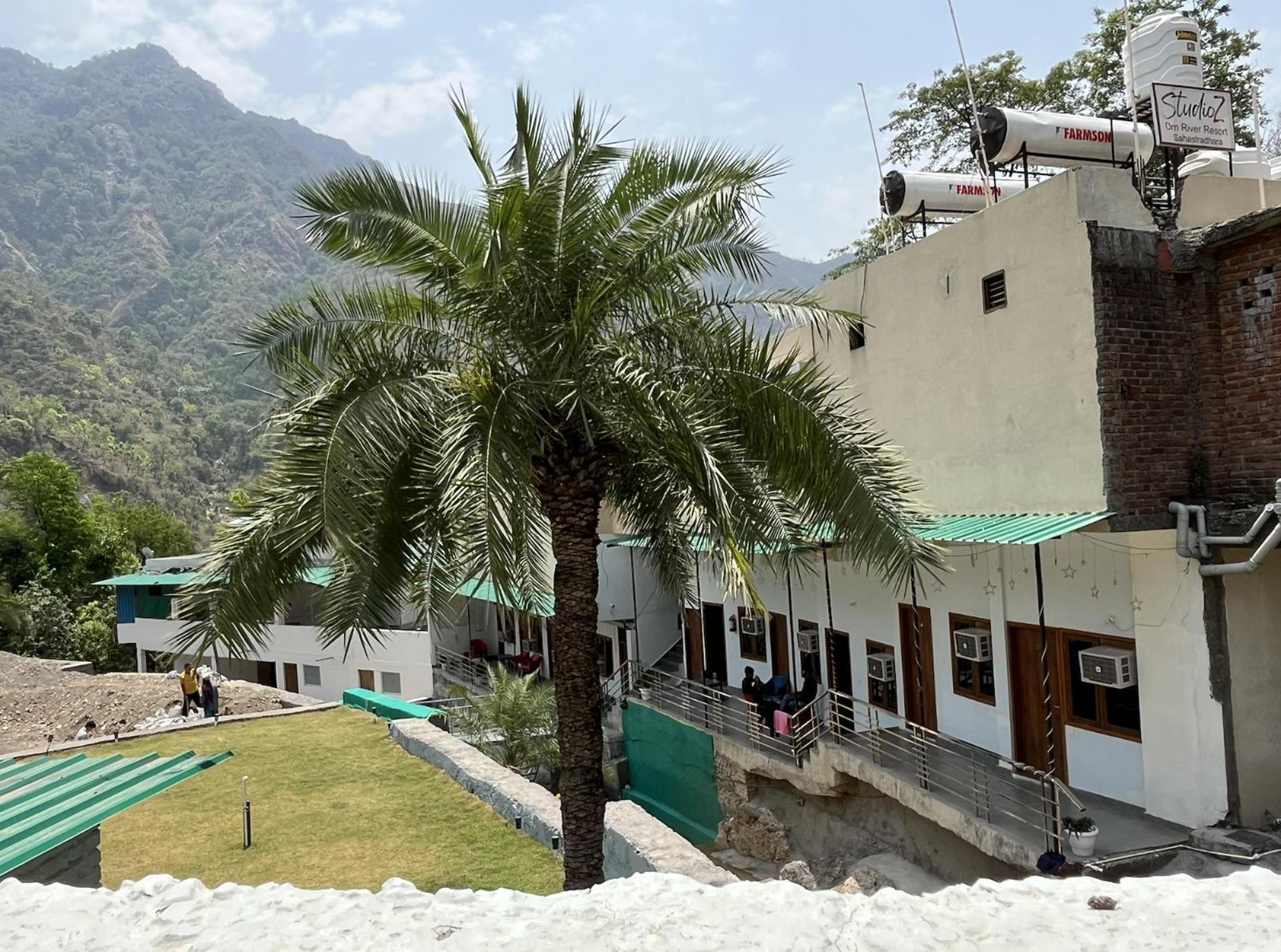 Hotel Studioz Sahastradhara Dehradun Exterior foto